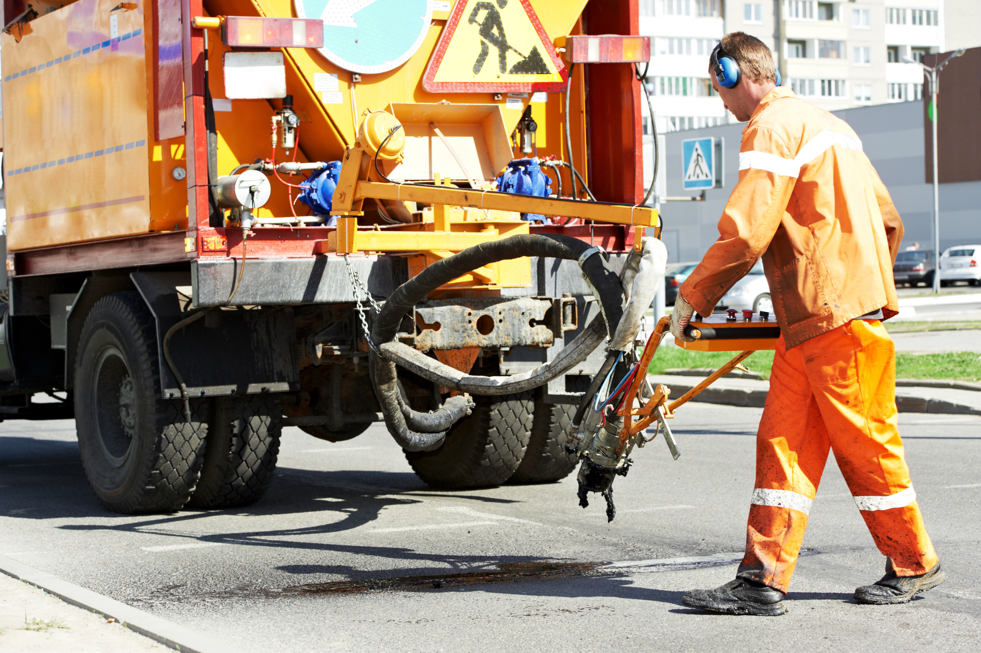 3 Tips for Patching Asphalt Efficiently Using an Asphalt Patch Truck