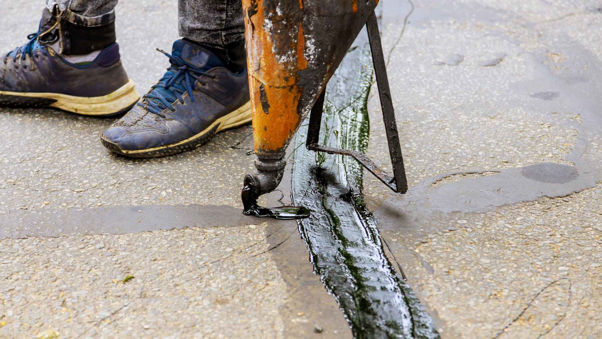 5 Signs Its Time to Schedule Asphalt Crack Sealing for Your Commercial Property